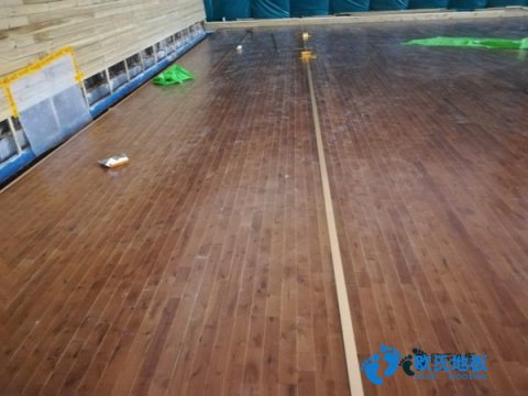 懸浮運(yùn)動體育木地板施工步驟