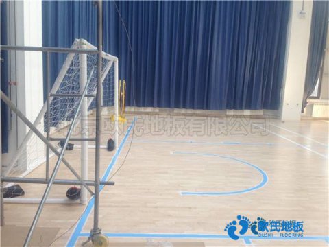 學?；@球場館木地板一般多寬