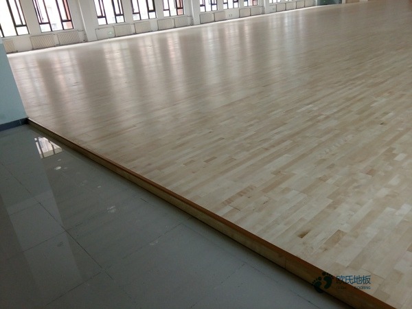 質(zhì)量好運(yùn)動場館地板施工團(tuán)隊(duì)3